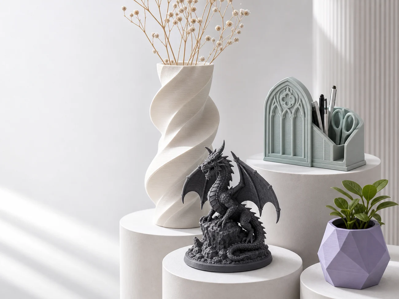 Jarrón, miniatura de dragón, organizador y maceta impresos en 3D sobre peanas blancas
